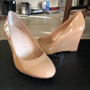 Banana Republic nude patent leather wedges